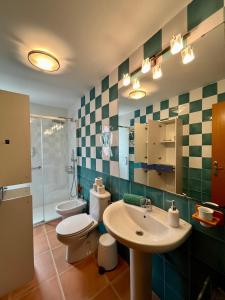 Un baño con lavabo, inodoro y ducha. en Adosado en urbanización encantadora, en Oropesa del Mar
