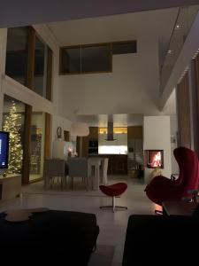 TV a/nebo společenská místnost v ubytování Luxury Riverside Villa w Magnificent River Views