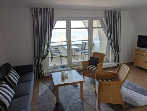 ヴィーク・アウフ・リューゲンにあるFerienwohnung An de Waterkant Wiekのソファとテーブルのあるリビングルーム