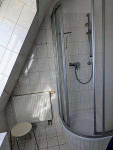 ヴィーク・アウフ・リューゲンにあるFerienwohnung An de Waterkant Wiekの小さなバスルーム(シャワー、バスタブ付) +6枚の写真