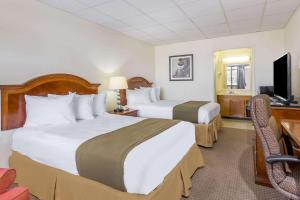 pokój hotelowy z dwoma łóżkami i telewizorem w obiekcie Days Inn by Wyndham Bedford w mieście Bedford