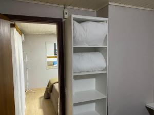 a room with a closet with a bunk bed at Pousada dos Pássaros in Gramado
