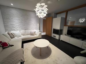 O zonă de relaxare la Luxury Riverside Villa w Magnificent River Views +49 fotografii