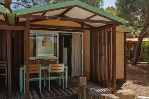 锡切斯HolaCamp Sitges Garrofer的甲板上配有桌子的凉亭