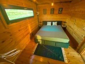 a small room with a bed and a window at Uroczy zakątek in Silice