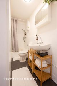 ein Badezimmer mit Waschbecken und Toilette in der Unterkunft stayVision FS43 Wohnung 7 - 1 Schlafzimmer - 4 Gäste - top WLAN in Wuppertal