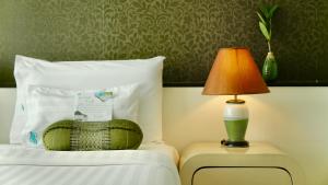 Ein Bett oder Betten in einem Zimmer der Unterkunft A-Te Chumphon Hotel - SHA Plus
