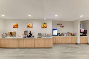 Příslušenství pro přípravu čaje a kávy v ubytování Comfort Inn & Suites Weston - Wausau
