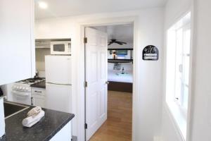 Η κουζίνα ή μικρή κουζίνα στο Ocean Bluff Hideaway Unit B +15 φωτογραφίες