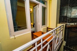 Un balcón o terraza en Hotel Aashraya Home
