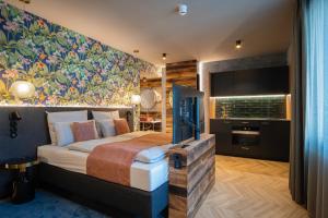 ein Schlafzimmer mit einem großen Bett und einem Gemälde an der Wand in der Unterkunft AMIA Hotel Singen in Singen