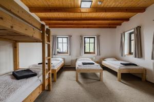 Letto o letti in una camera di Chata Bramberk