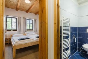 una camera da letto con un letto e un bagno di Chata Bramberk a Lučany nad Nisou