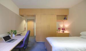 Ένα ή περισσότερα κρεβάτια σε δωμάτιο στο Murray Edwards College, Cambridge