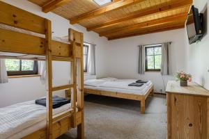 Letto o letti in una camera di Chata Bramberk