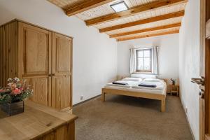 Letto o letti in una camera di Chata Bramberk