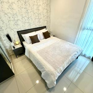 Postel nebo postele na pokoji v ubytování Arcadia Beach Continental 1BR Apt Mid-High Floor Pool View Cozy Vibes + 22 fotografií