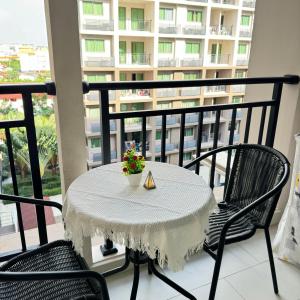 Balkón nebo terasa v ubytování Arcadia Beach Continental 1BR Apt Mid-High Floor Pool View Cozy Vibes