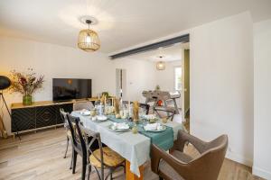 Μια τηλεόραση ή/και κέντρο ψυχαγωγίας στο Maison de famille avec piscine