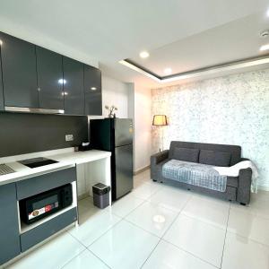 Kuchyň nebo kuchyňský kout v ubytování Arcadia Beach Continental 1BR Apt Mid-High Floor Pool View Cozy Vibes