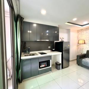 Kuchyň nebo kuchyňský kout v ubytování Arcadia Beach Continental 1BR Apt Mid-High Floor Pool View Cozy Vibes