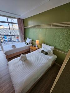 Ein Bett oder Betten in einem Zimmer der Unterkunft A-Te Chumphon Hotel - SHA Plus