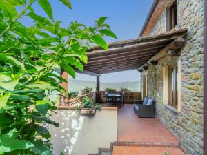 Una vista desde el patio de una casa con terraza de madera. en Apartment La Cupola- Lavanda by Interhome, en Pescia 37 fotos más