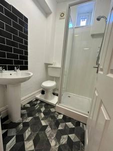 ein Badezimmer mit Toilette, Waschbecken und Dusche in der Unterkunft Central Colwyn Bay 2nd Floor Flat 3 in Colwyn Bay + 12 Fotos