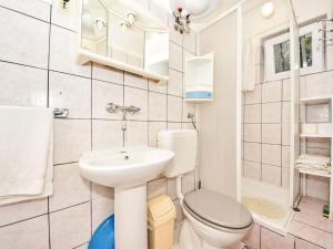 Kúpeľňa v ubytovaní Apartment Tino-2 by Interhome + 12 fotografií