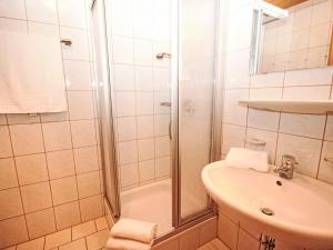 Ένα μπάνιο στο Apartment Voithofer-4 by Interhome +11 φωτογραφίες