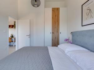 1 Schlafzimmer mit einem weißen Bett und einem blauen Kopfteil in der Unterkunft Apartment Bonex-2 by Interhome in Privlaka + 26 Fotos