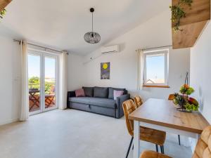 Ein Sitzbereich in der Unterkunft Apartment Bonex-2 by Interhome