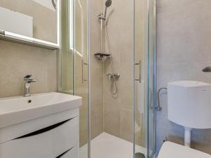 Ein Badezimmer in der Unterkunft Apartment Bonex-2 by Interhome