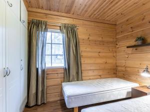 En eller flere senge i et værelse på Holiday Home Honkahovi by Interhome + 11 billeder