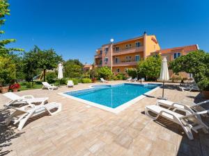 Der Swimmingpool an oder in der Nähe von Apartment Bonex-2 by Interhome