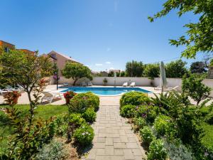 Der Swimmingpool an oder in der Nähe von Apartment Bonex-2 by Interhome