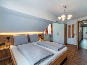 Postel nebo postele na pokoji v ubytování Apartment Karlspitz by Interhome