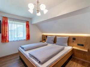 Postel nebo postele na pokoji v ubytování Apartment Karlspitz by Interhome