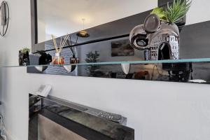 eine Küche mit einem Regal mit Kamin in der Unterkunft Stylish 3 bedroom House In Grt Gregorie Basildon & Essex - Free Wifi, Parking, Dedicated Office & Private Garden in Basildon + 42 Fotos