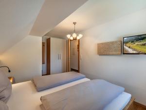 Postel nebo postele na pokoji v ubytování Apartment Karlspitz by Interhome