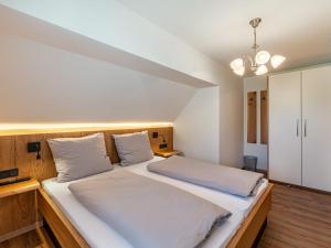 Postel nebo postele na pokoji v ubytování Apartment Karlspitz by Interhome