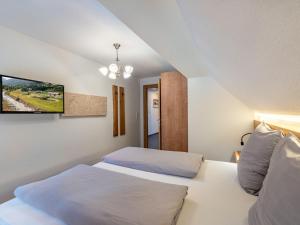 Postel nebo postele na pokoji v ubytování Apartment Karlspitz by Interhome