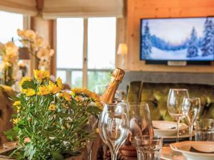 een tafel met glazen en een fles wijn bij Chalet Chalet Gerritsen by Interhome in Nendaz