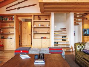 een woonkamer met een bank en een tafel bij Chalet Chalet Gerritsen by Interhome in Nendaz +72 foto's