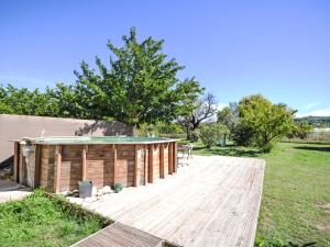 una terraza de madera con piscina en un campo en Holiday Home L' amandier by Interhome, en Saint-Didier