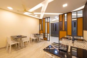 a dining room with tables and chairs and a ceiling at Hotel Rifaya in Porto Novo