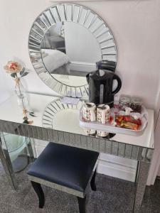 Příslušenství pro přípravu čaje a kávy v ubytování Rocklea Hotel