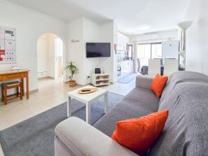 ポルティマンにあるApartamento Praia Rocha Vista Mar Ambarのリビングルーム(グレーのソファ、テーブル付)