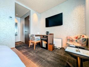 TV a/nebo společenská místnost v ubytování ひがし茶屋街らしく金沢 Hotel Rashiku kanazawa