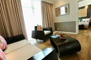 Ein Sitzbereich in der Unterkunft A-Te Chumphon Hotel - SHA Plus